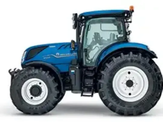 Sidevisning av en blå New Holland T7.190 SideWinder™ II traktor på hvit bakgrunn.