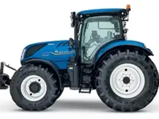 Blå New Holland T7.210 Classic traktor sett fra siden på en hvit bakgrunn.