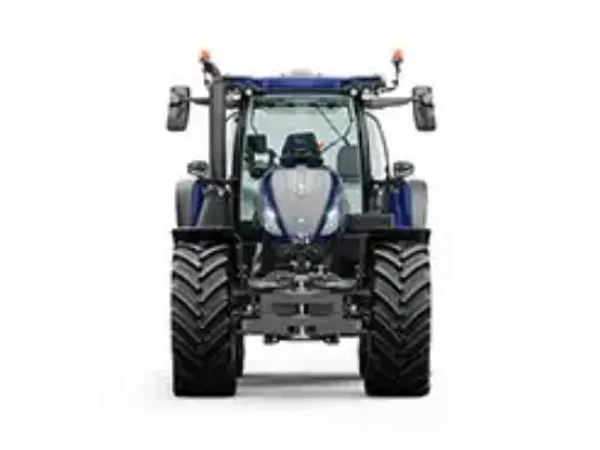Blå New Holland T7.245 traktor sett forfra på hvit bakgrunn.