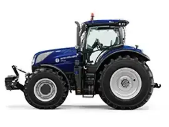 En mørkeblå New Holland T7.260 traktor sett fra siden mot en hvit bakgrunn.