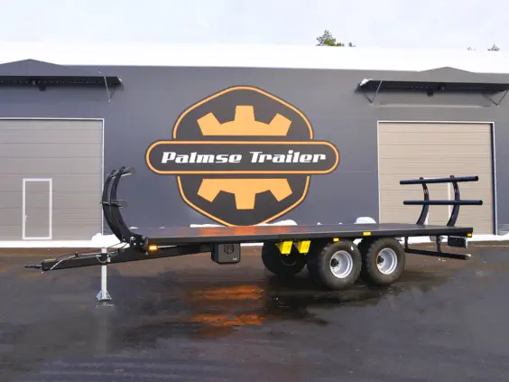 Svart Palmse PT3650 ballhenger parkert foran en grå bygning med Palmse Trailer-logo.