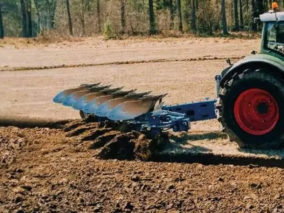 Traktor som kjører on-land med Överum Vari-Flex EX-OL vendeplog