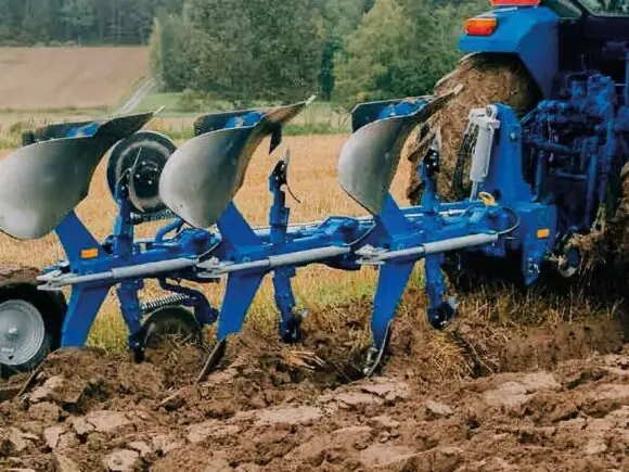 Överum Xcelsior BX treskjærs vendeplog i arbeid bak traktor