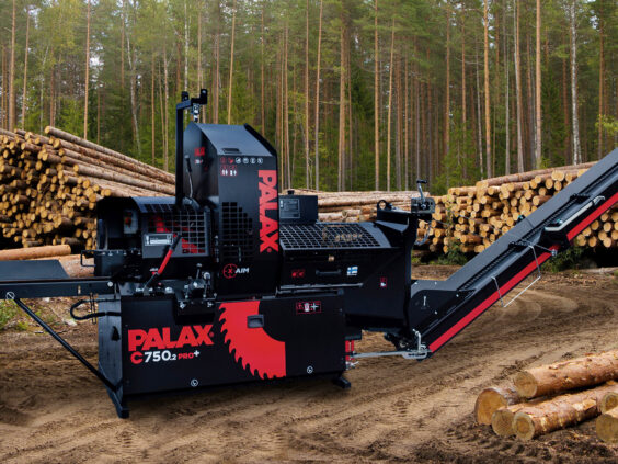 Palax C750.2 vedmaskin plassert i en skog med store tømmerstokker i bakgrunnen.