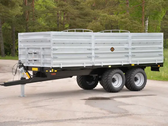 En robust Palmse PT190 kornhenger i galvanisert stål parkert på en asfaltert vei.