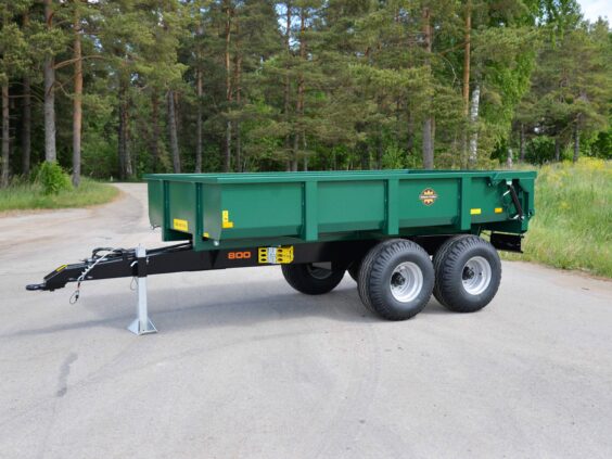 Grønn Palmse PT800 dumperhenger parkert på en vei med skog i bakgrunnen.