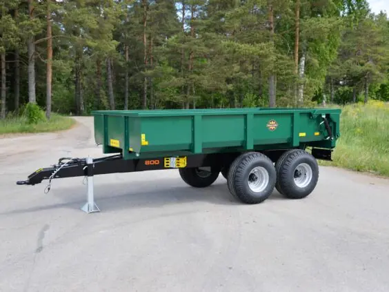 Grønn Palmse PT800 dumperhenger parkert på en vei med skog i bakgrunnen.