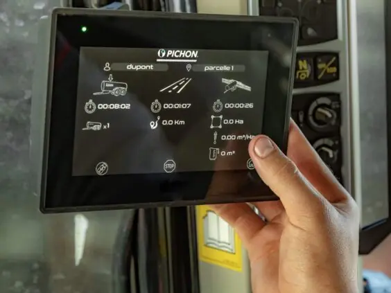 Digital kontrollskjerm som viser Pichon iControl system for vakumvogner med driftsdata og ikoner.