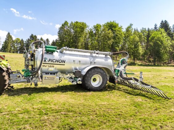 En Pichon SV-serien vakumvogn koblet til en traktor på en grønn gressmark.