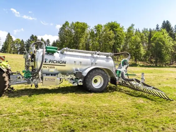 En Pichon SV-serien vakumvogn koblet til en traktor på en grønn gressmark.