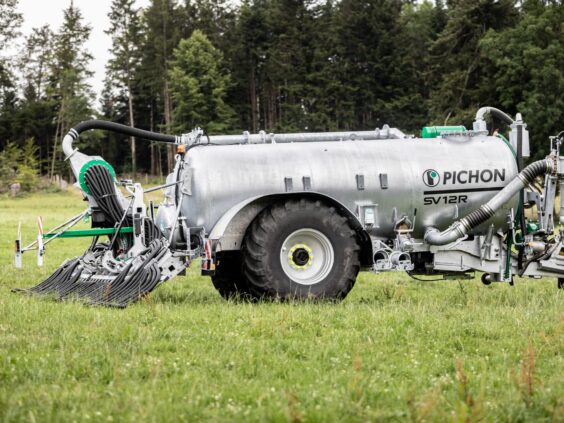 En Pichon SV-serien vakumvogn parkert på en grønn eng med skog i bakgrunnen.