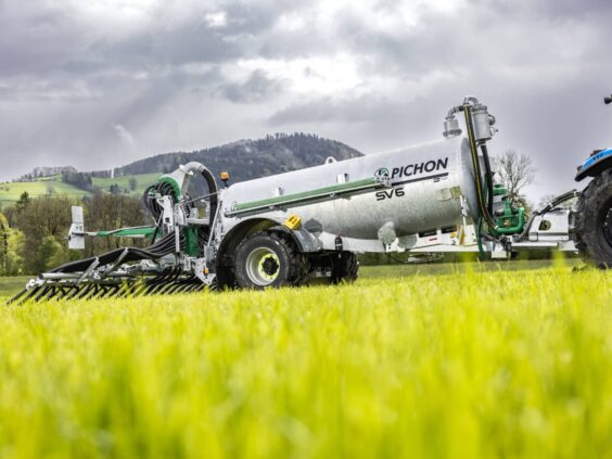 En Pichon SV-serien vakumvogn med sprederutstyr på en grønn eng under en skyet himmel.
