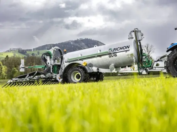 En Pichon SV-serien vakumvogn med sprederutstyr på en grønn eng under en skyet himmel.