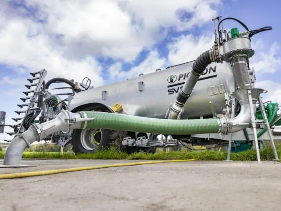 Effektive Pichon fyllesystemer for vakumvogner montert på en stor sølvfarget tankvogn i et felt.