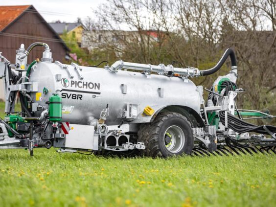 Pichon SV-serien vakumvogn i arbeid på en grønn eng med spredningsutstyr bak.