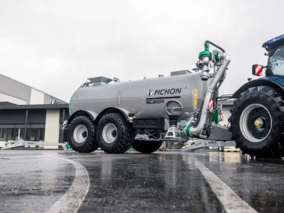 Pichon SC20R gjødselvogn koblet til en traktor på våt asfalt utendørs.