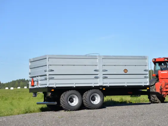 En Palmse Trailer PT150 kornhenger parkert på en grusvei ved en åker.
