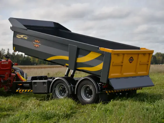 Palmse PT1610E-PS-TE50 dumperhenger tippet opp på en grønn eng bak en traktor.
