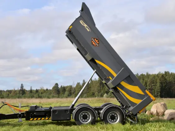 Palmse Trailer PT1610E-PS-K80 dumperhenger i tipposisjon på en grønn eng.