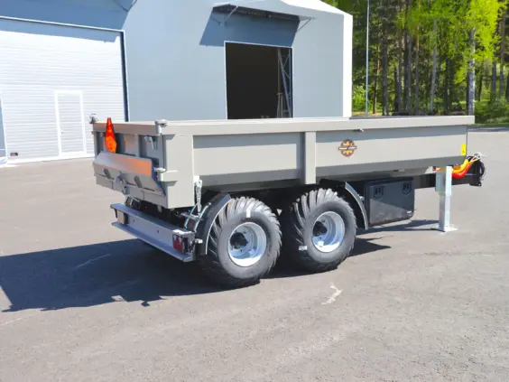 En solid Palmse PT800 dumperhenger i grå farge parkert på en asfaltert flate.