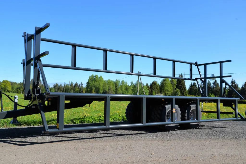 En solid Palmse PT3925-19T ballhenger parkert på grusvei foran en grønn eng.