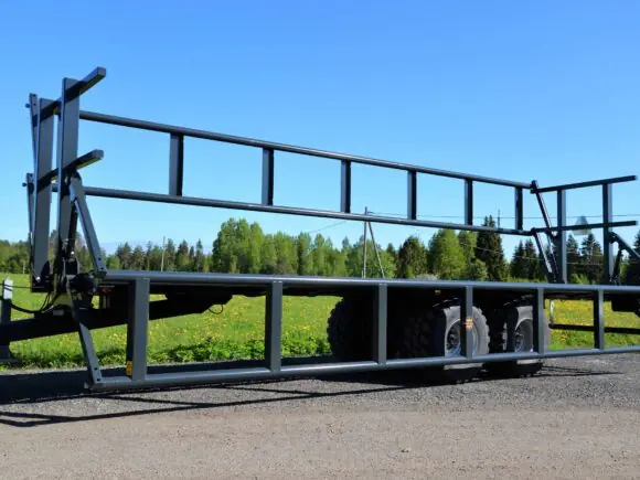 En solid Palmse PT3925-19T ballhenger parkert på grusvei foran en grønn eng.