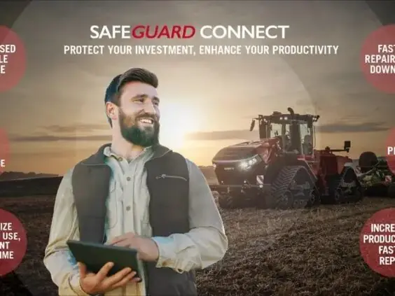 En smilende bonde med nettbrett foran en Steiger 785 Quadtrac traktor i solnedgang.