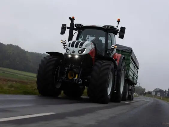 Steyr Absolut CVT med lastet henger på våt landevei i tåke