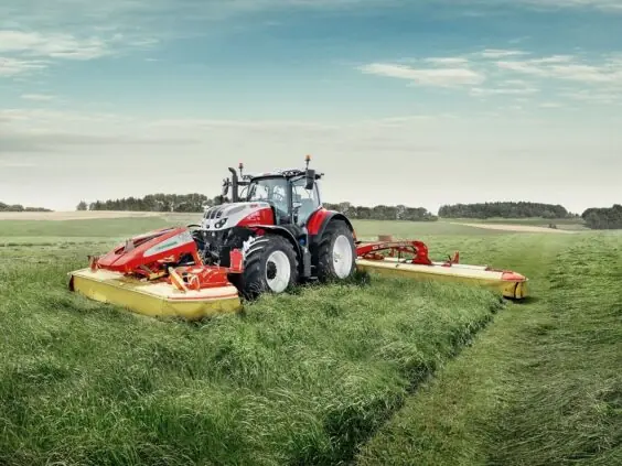 Steyr Absolut CVT med front- og bakmontert slåtteutstyr på eng