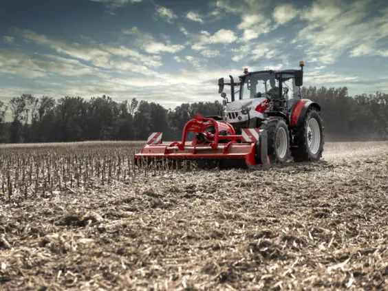 Steyr Plus 4120 med frontmontert beitepusser på maisstubb