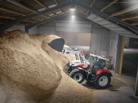 Steyr Profi Classic 6150 laster flis innendørs med frontlaster