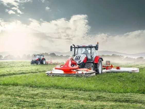 To Steyr Profi Classic i slåtten, den fremste med front- og bakmontert slåmaskin