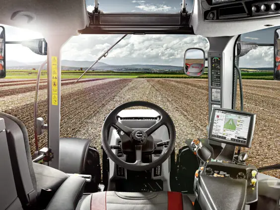 Utsikt fra førerplassen i Steyr Profi CVT med skjerm og Multicontroller