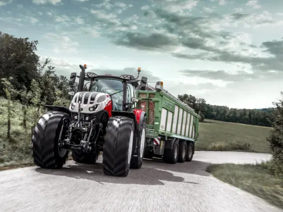Steyr Terrus CVT med trippelaksla lessevogn på landevei