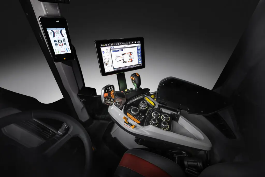 Multicontroller III-armlenet og skjermene i Steyr Terrus CVT