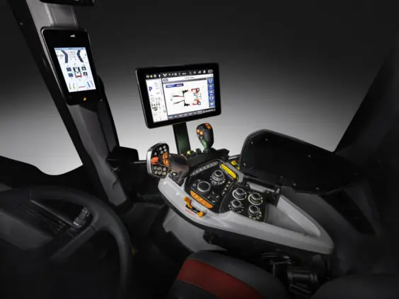 Multicontroller III-armlenet og skjermene i Steyr Terrus CVT