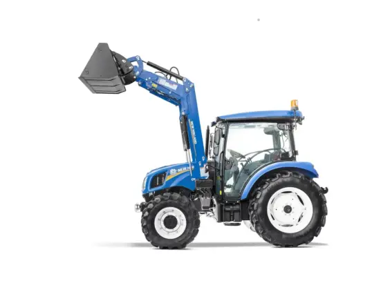 Blå New Holland T4S traktor med hevet frontlaster og skuffe på hvit bakgrunn.