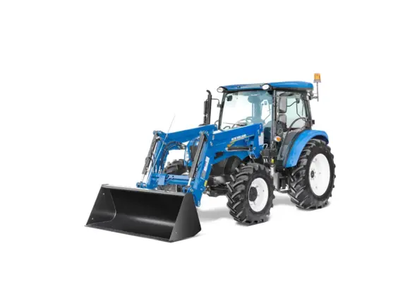 Blå New Holland T4S traktor med frontlaster og svart skuffe på hvit bakgrunn.