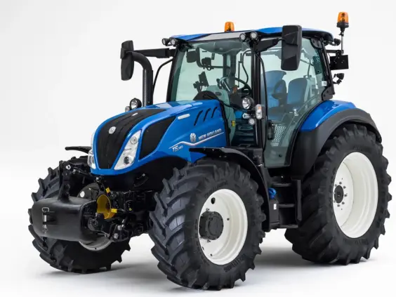 Blå New Holland-traktor med T5 Dynamic Command og Auto Command på hvit bakgrunn.