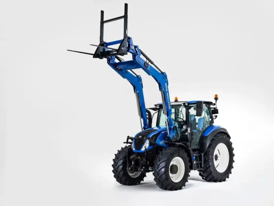 Blå traktor av typen T5 Dynamic Command og Auto Command med frontlaster mot hvit bakgrunn.