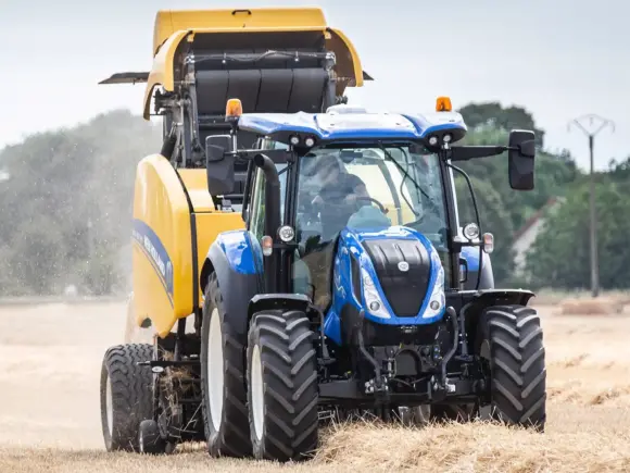 Blå New Holland traktor i arbeid, inkludert T5 Dynamic Command og Auto Command seriene.