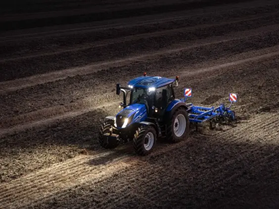 Blå New Holland traktor i arbeid med T5 Dynamic Command og Auto Command.