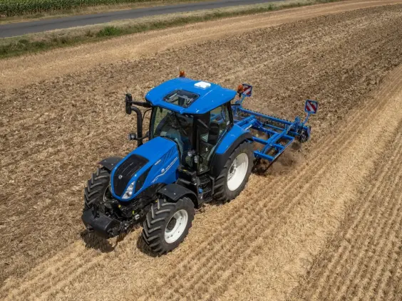 Blå New Holland T5 Dynamic Command og Auto Command traktor i arbeid på åkeren.