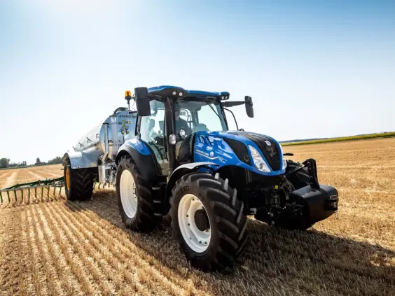 New Holland T5 Dynamic Command og Auto Command i arbeid på åkeren.