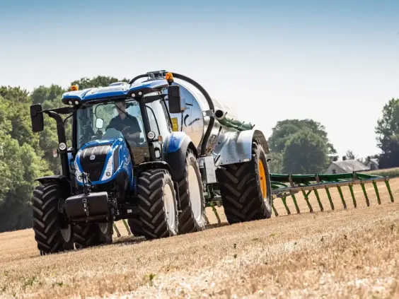 New Holland traktor, T5 Dynamic Command og Auto Command, i arbeid på en åker.