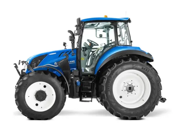 En blå New Holland T5 Electro Command traktor sett fra siden mot hvit bakgrunn.