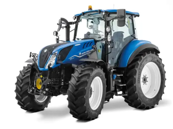 En blå New Holland T5 Electro Command traktor på en hvit bakgrunn.