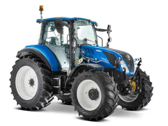 Blå New Holland T5 Electro Command traktor sett fra siden på hvit bakgrunn.