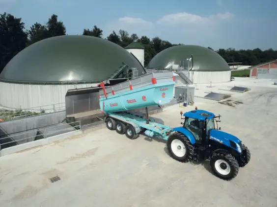 Blå New Holland T7.270 Methane Power with PLM Intelligence traktor ved et biogassanlegg.