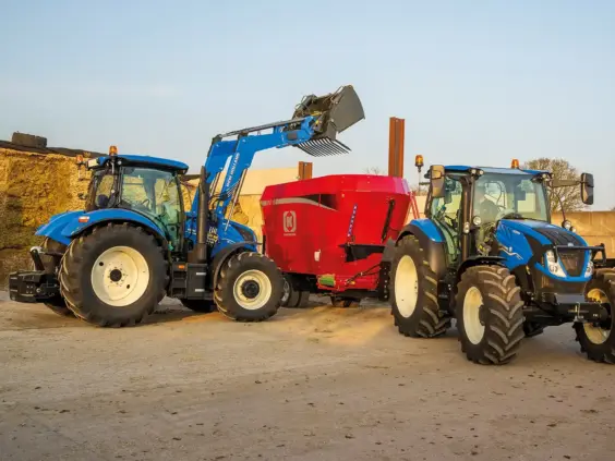 Blå New Holland T7.270 Methane Power with PLM Intelligence traktor i arbeid på en gård.
